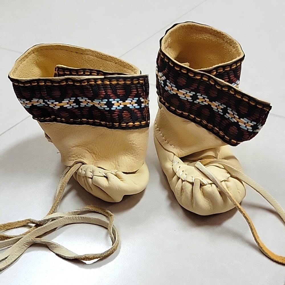 Hides in hand crafted in Canada 🇨🇦  Moccasins for Baby